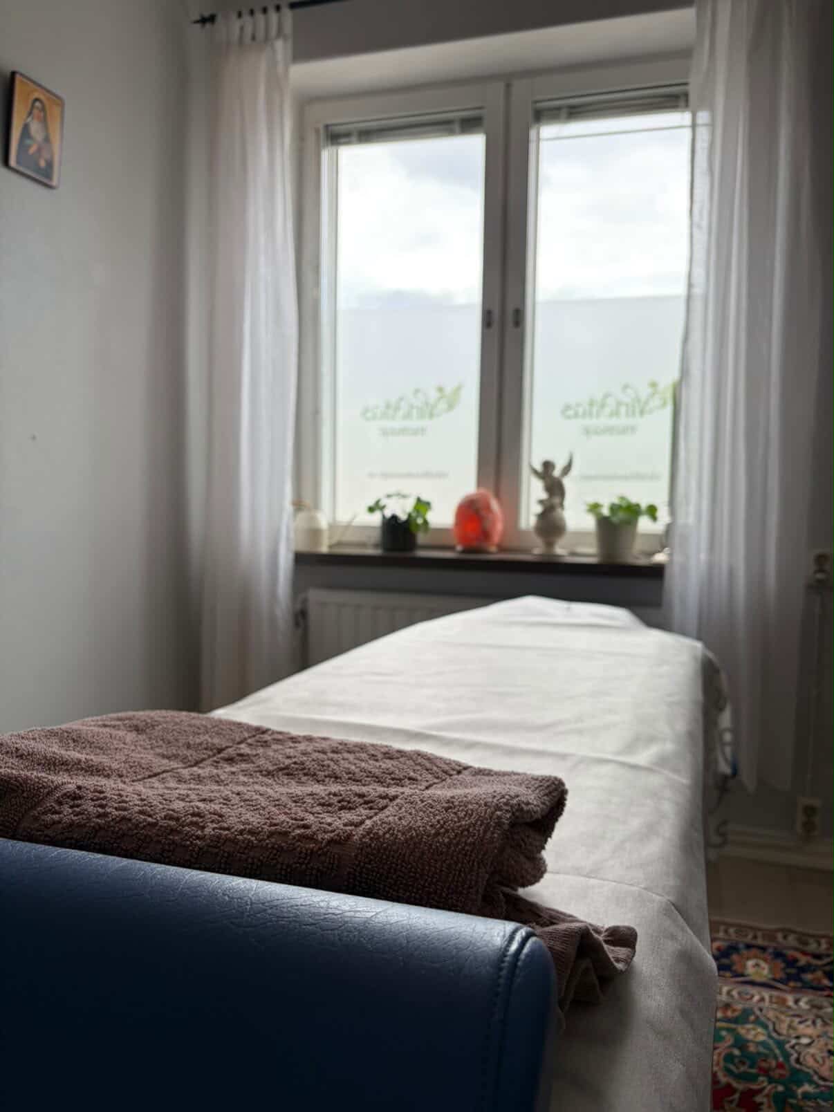 Massagebänk vid fönstret med dagsljus i Viriditas behandlingsrum