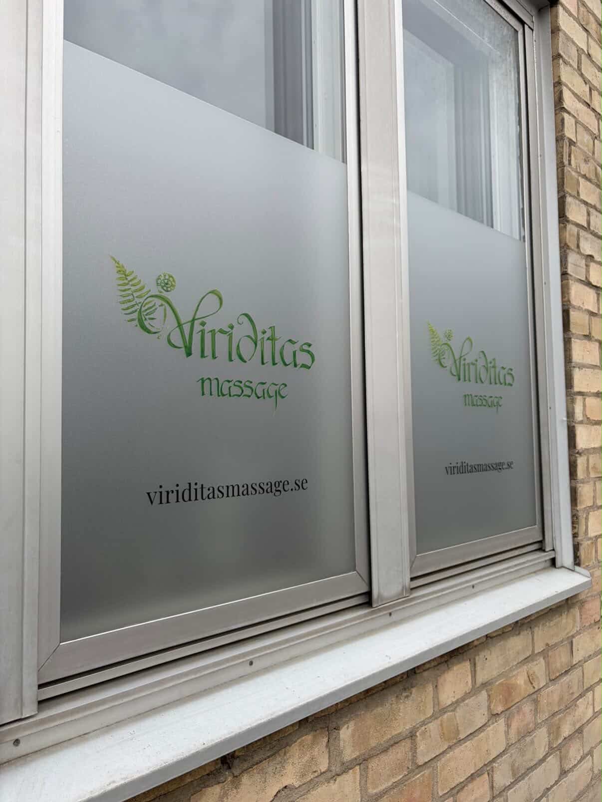 Viriditas massage – logotyp i fönstret på salongen i Uddevalla